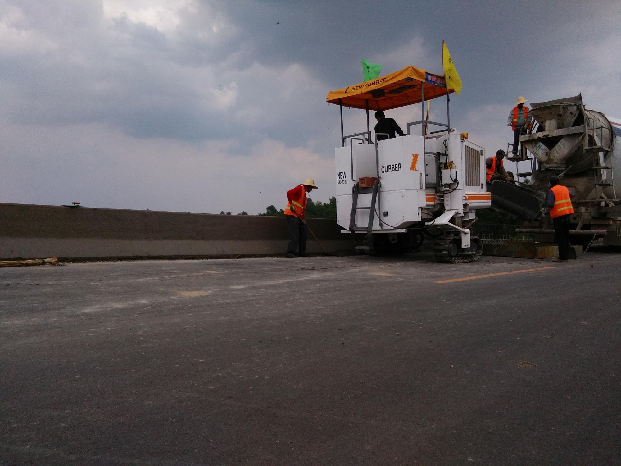 國內(nèi)混凝土滑模攤鋪機(jī)品牌有哪些？哪個(gè)廠家實(shí)力強(qiáng)？