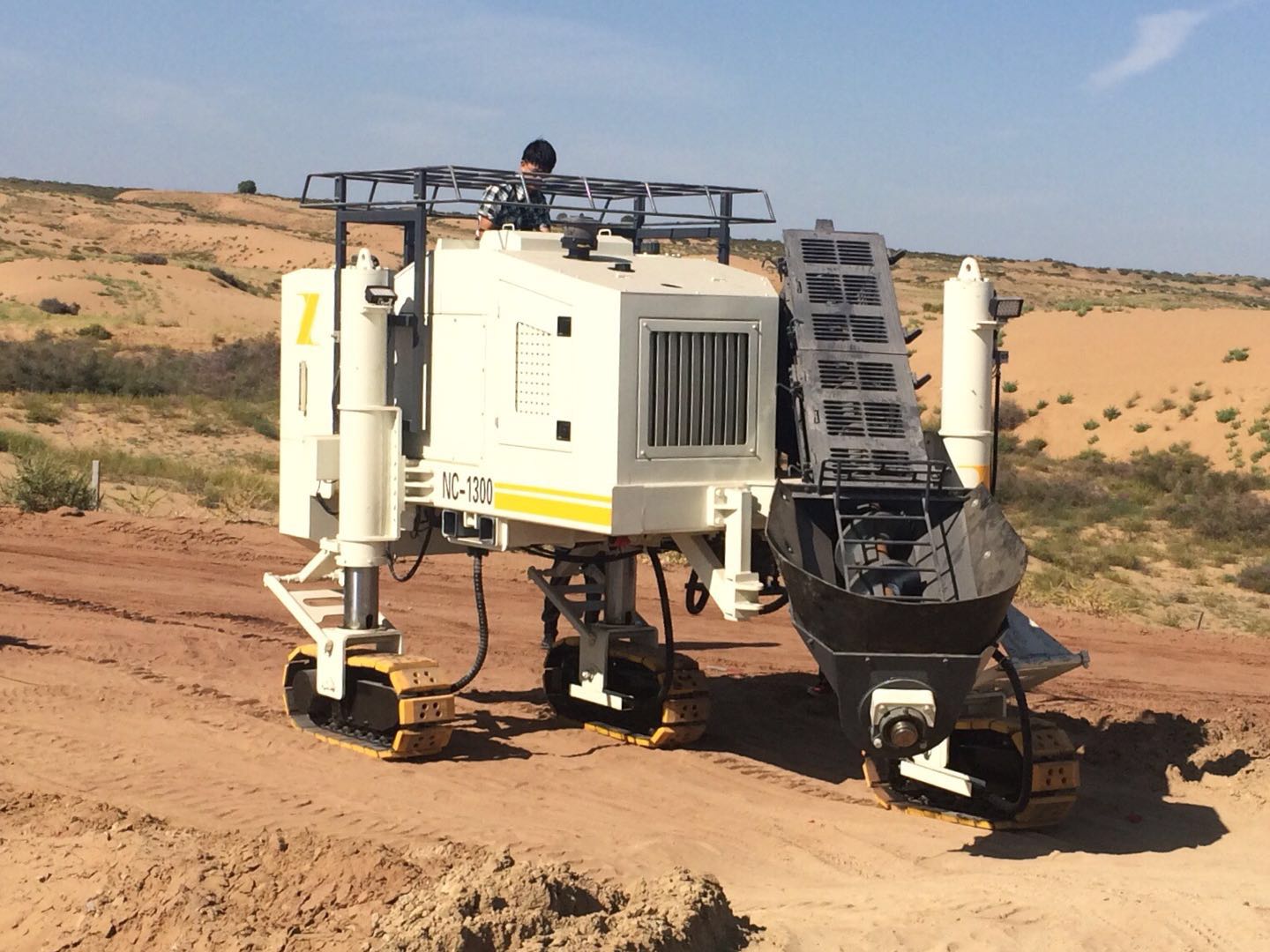 混凝土路緣石滑模機在滑模施工時要怎樣操作才能使工程完美？