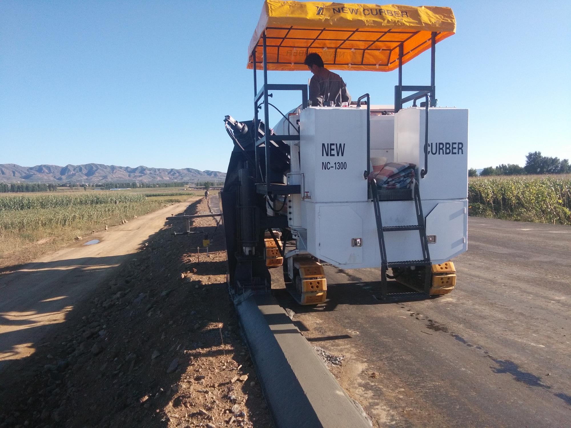 使用混凝土路緣石滑模機滑模攤鋪節(jié)省了不少人力財力，值得推薦！