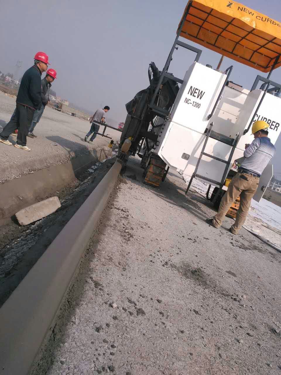 新路緣NC1300混凝土路緣石滑模機強大的背后不但是產(chǎn)品技術，還有完善的售后服務