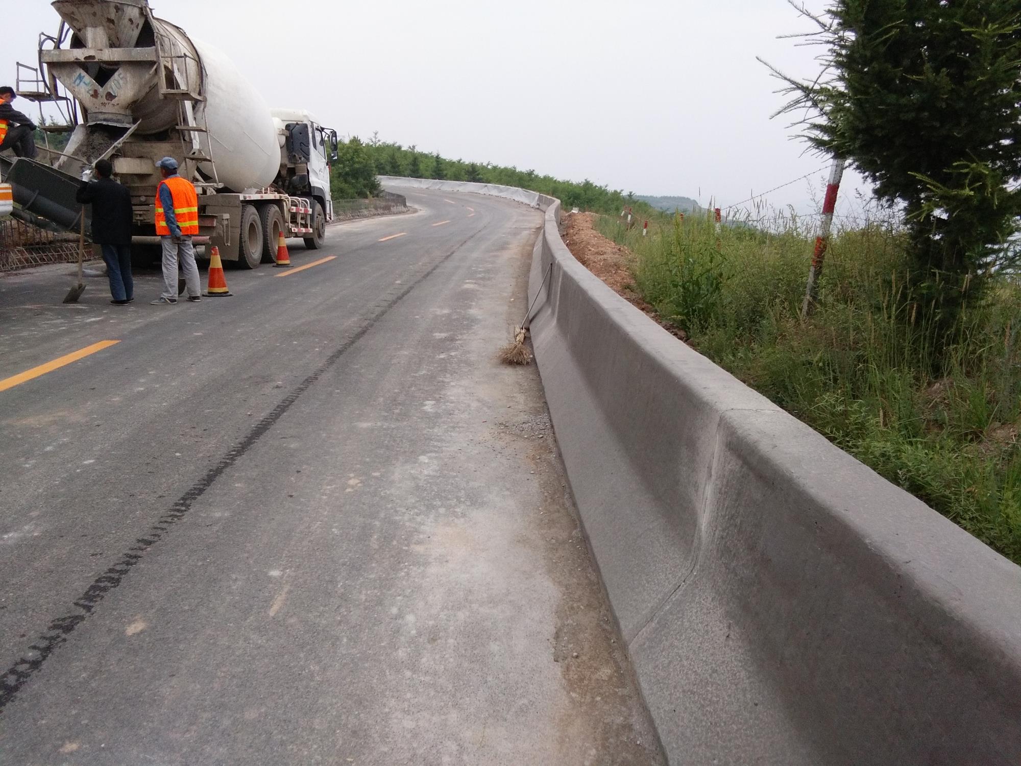 路緣石滑模機(jī)使用方便，混凝土滑模效率高，易于維修