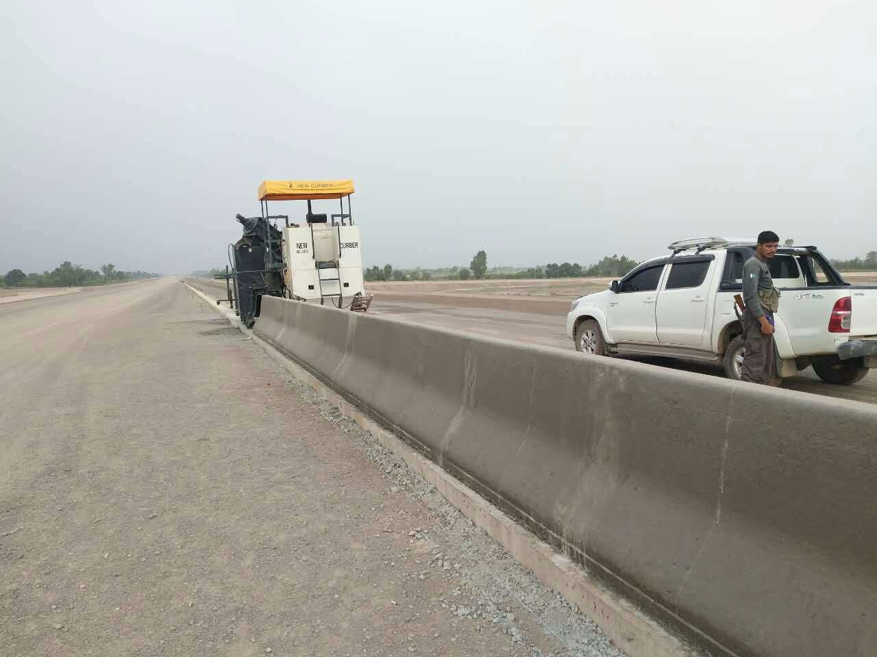 防撞墻滑模施工(2).jpg 防撞墻滑模施工(2).jpg