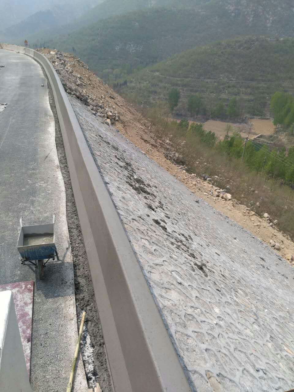 無論何種工況，路緣石滑模機(jī)都能完美運(yùn)行