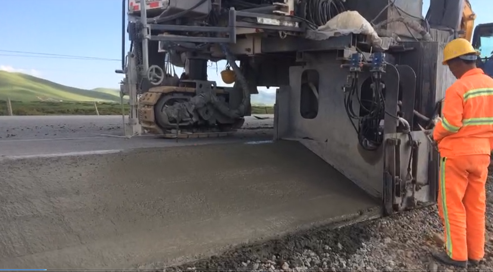 春、秋季多風(fēng)天氣路緣石滑模機滑模施工注意事項