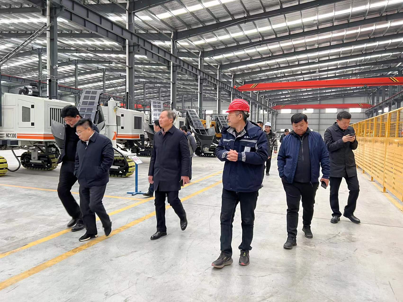 熱烈歡迎徐州市委市政府、淮海國際港務(wù)區(qū)、柳新鎮(zhèn)一行領(lǐng)導(dǎo)來我司參觀考察工作